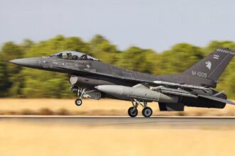 Seis F-16 daneses surcan Buenos Aires: Milei reclama recuperación militar
