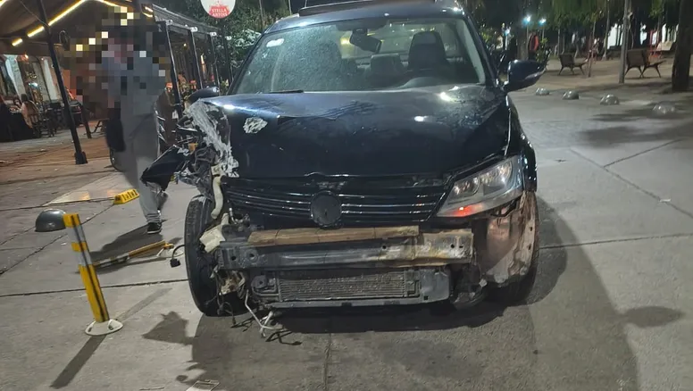Accidente en el centro: dos ocupantes con altos niveles de intoxicación intentaron huir