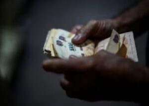 Gobierno fija incrementos salariales escalonados hasta agosto de 2026