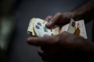 Gobierno fija incrementos salariales escalonados hasta agosto de 2026