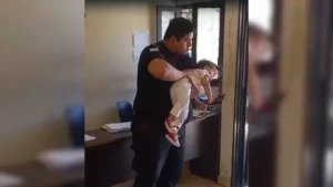 Policía de San Francisco de Álava rescata a lactante en peligro de asfixia