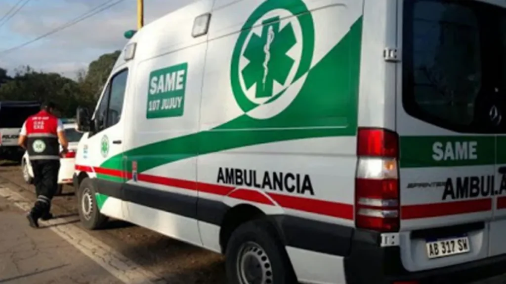 Joven de 24 años internado tras impactar su moto contra transporte urbano