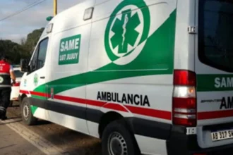 Joven de 24 años internado tras impactar su moto contra transporte urbano