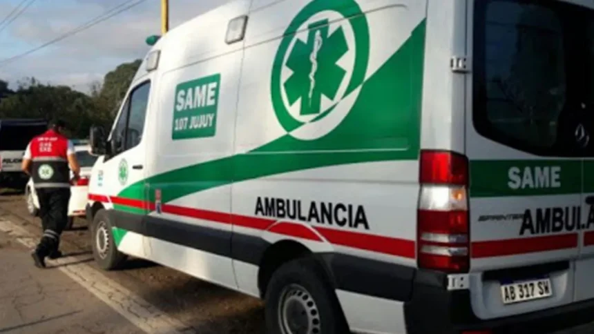 Joven de 24 años internado tras impactar su moto contra transporte urbano