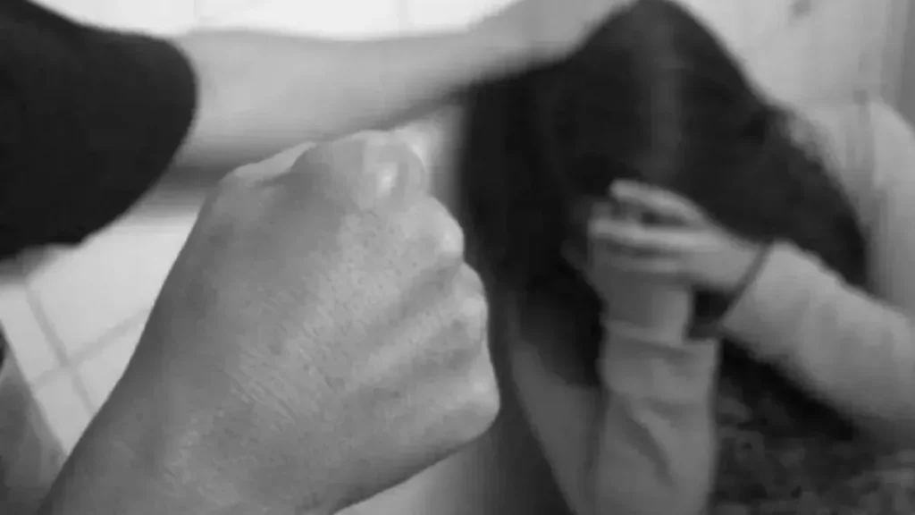 Detienen a joven de 23 años por agredir brutalmente a su novia adolescente