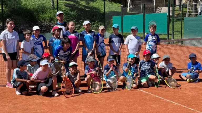 Club Tiro reunió a jóvenes tenistas en exitosa jornada deportiva