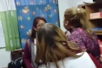 Conflicto en institución educativa capitalina: padres exigen cambios tras desaprobaciones