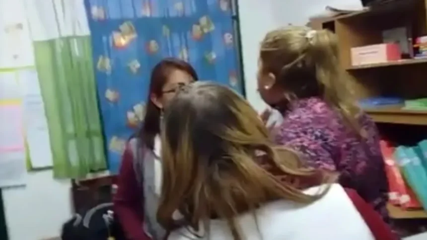 Conflicto en institución educativa capitalina: padres exigen cambios tras desaprobaciones