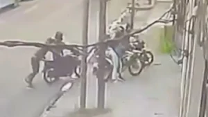 El Carmen: banda de motociclistas robó y agredió a joven tras persecución