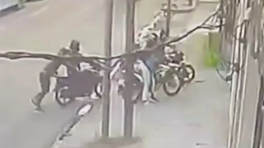 El Carmen: banda de motociclistas robó y agredió a joven tras persecución