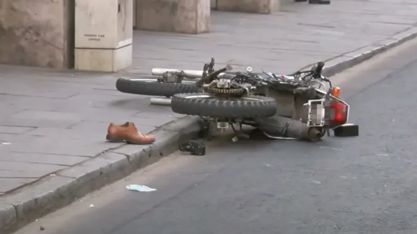 Violento choque entre motociclista y transeúnte en Monterrico deja dos heridos