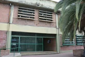 Tensión en el Comercial Nº 2: directora explica incidente con docente