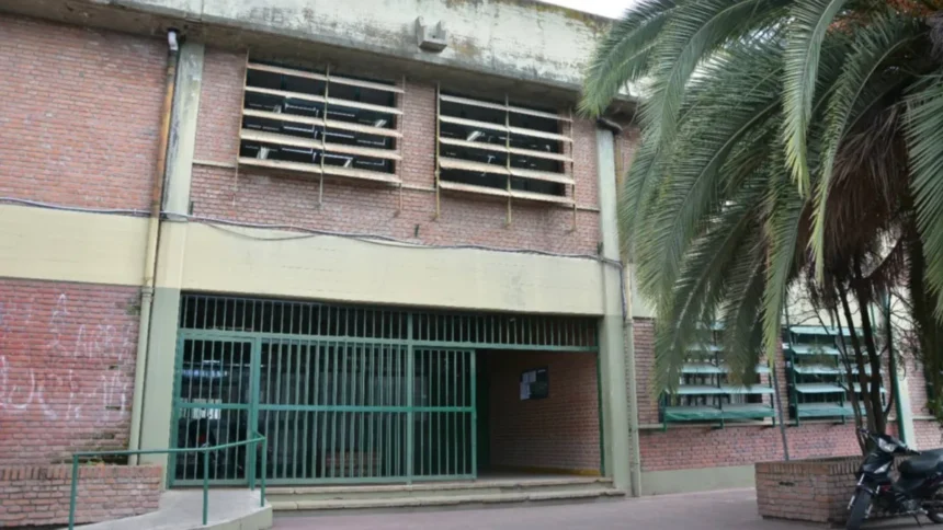 Tensión en el Comercial Nº 2: directora explica incidente con docente