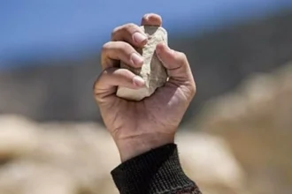 Ataque violento en Alto Comedero: asaltaron a mujer con piedrazo