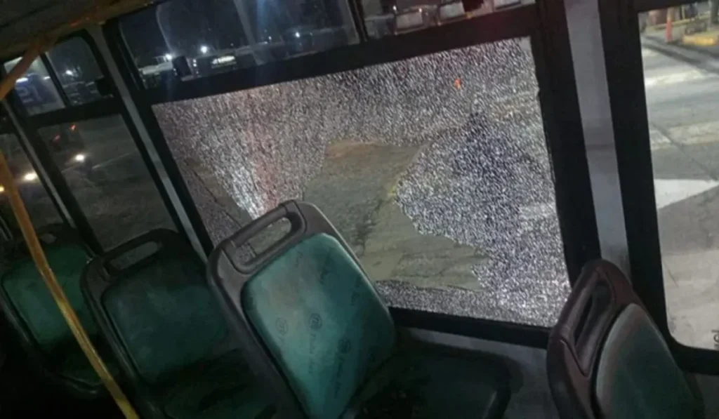 Violento lanzamiento de piedras contra transportes en zona de Sargento Cabral