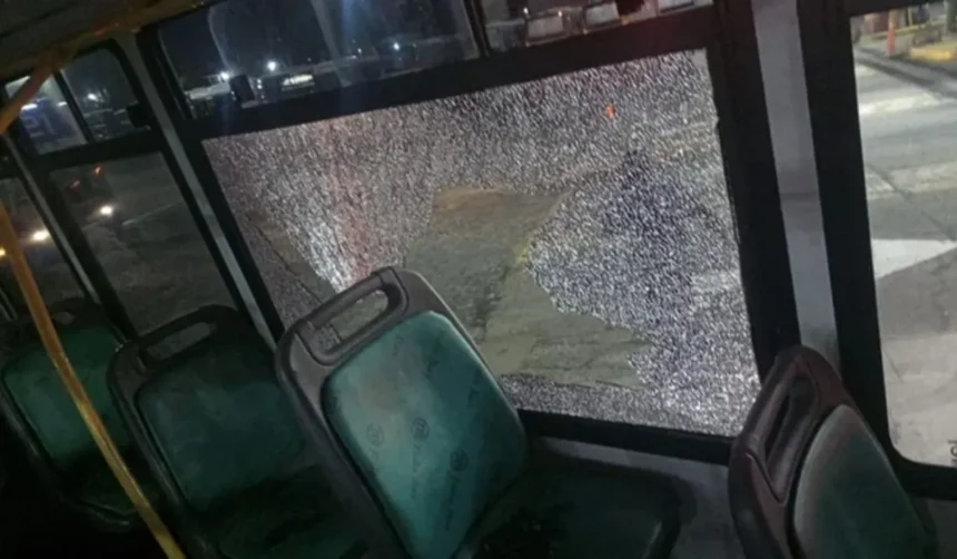 Violento lanzamiento de piedras contra transportes en zona de Sargento Cabral