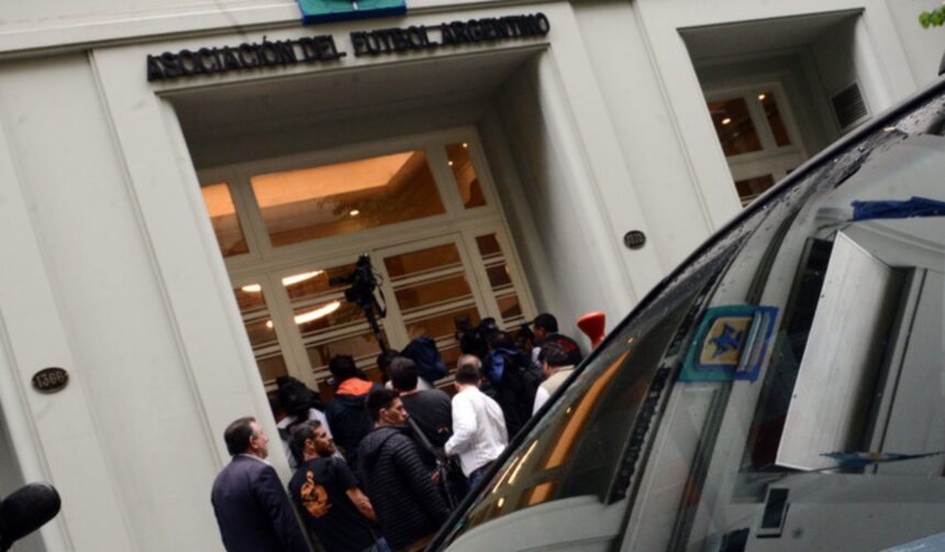 Operativo judicial: allanamientos en la AFA y diecisiete instituciones deportivas