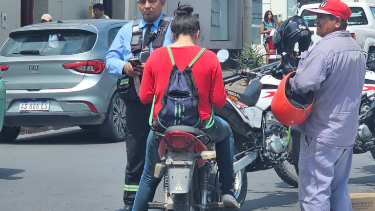 Intensifican controles viales: Operativos contra motos sin casco en la ciudad