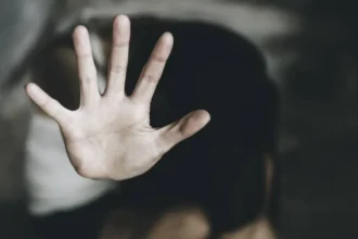 Nueve años sin cierre: madre denuncia paralización en juicio por abuso infantil