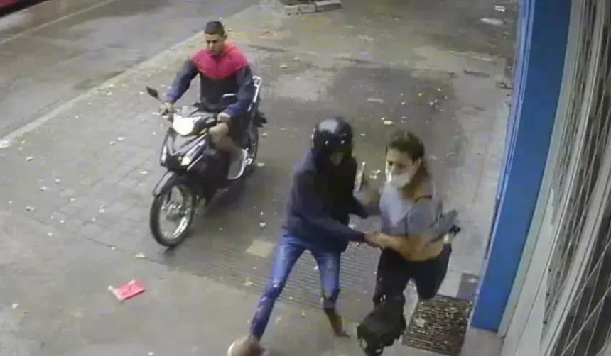 Robo millonario en Monterrico: delincuentes en moto asaltan a comerciante