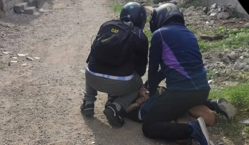 Capturan a delincuente reincidente tras robo a mujer en Puente San Martín