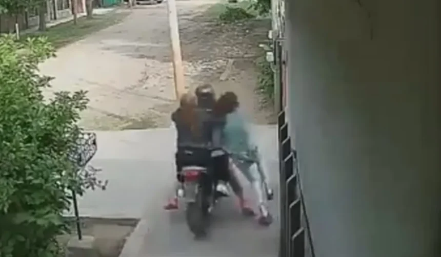 Robo a mano armada en Palpalá: delincuentes en moto asaltan a vecina