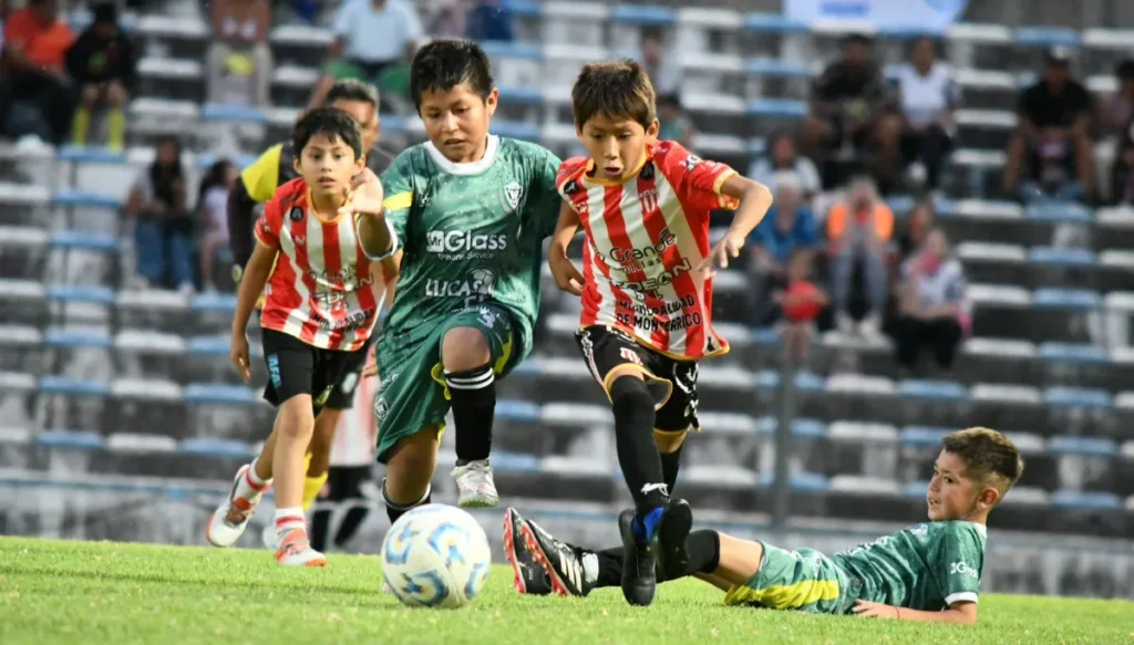 Gimnasia cerró su torneo infantil recordando a Manuel Guerrero