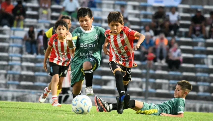 Gimnasia cerró su torneo infantil recordando a Manuel Guerrero