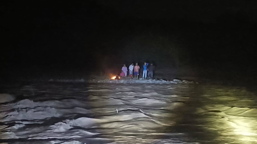 Operativo nocturno en Carahunco: rescatan a seis hombres atrapados por crecida