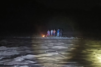 Operativo nocturno en Carahunco: rescatan a seis hombres atrapados por crecida