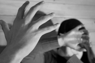 Padre amenaza de muerte a su ex pareja usando a su hijo de 9 años