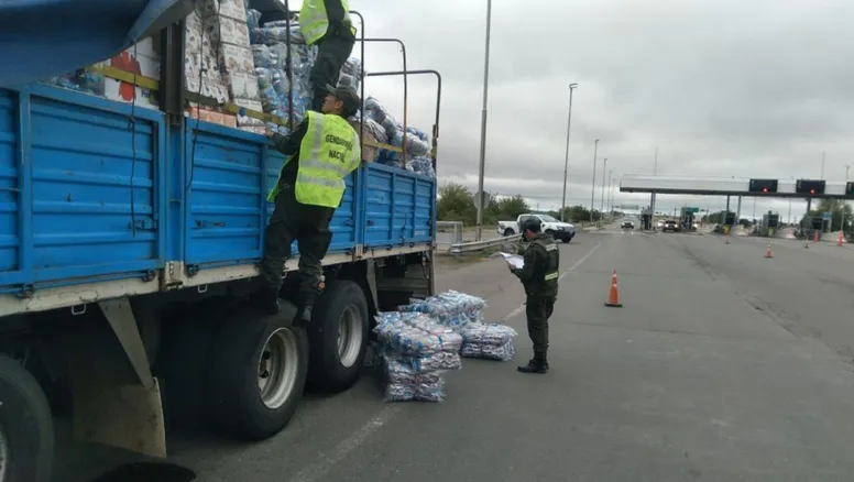 Secuestran más de 0 millones en contrabando y coca en operativo federal