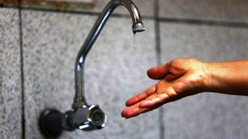 Crisis hídrica en zona residencial por falla en conducción de agua