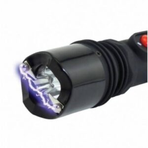 Delincuentes en moto usaron arma de electrochoque para asaltar a pareja