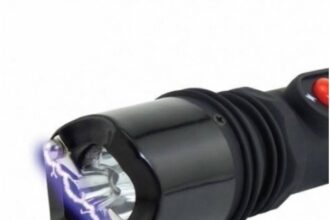 Delincuentes en moto usaron arma de electrochoque para asaltar a pareja