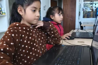 Estudiantes jujeños reciben equipos tecnológicos