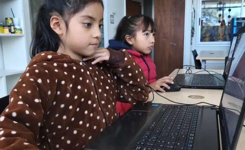 Estudiantes jujeños reciben equipos tecnológicos