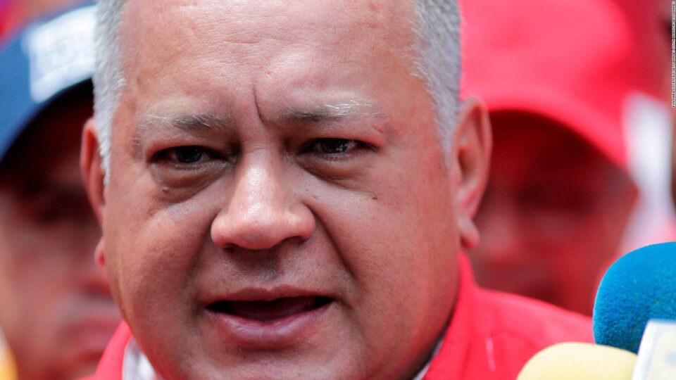 Cabello vuelve a la escena política con críticas al mandatario argentino