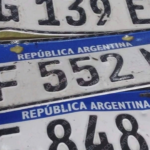 Multas millonarias por manejar sin chapas visibles