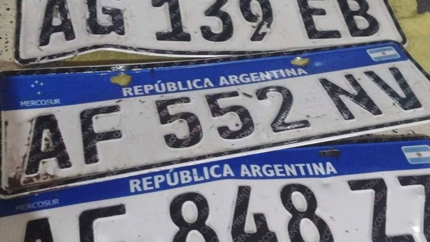 Multas millonarias por manejar sin chapas visibles