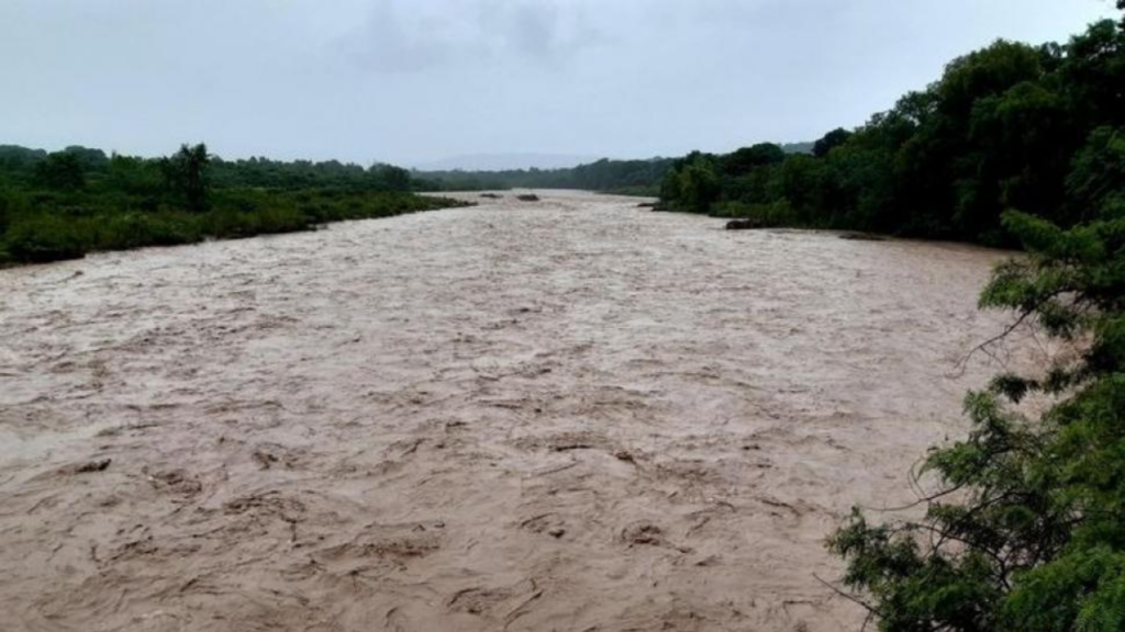 Trabajador rescatado de aguas turbulentas en La Mendieta