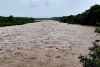 Trabajador rescatado de aguas turbulentas en La Mendieta