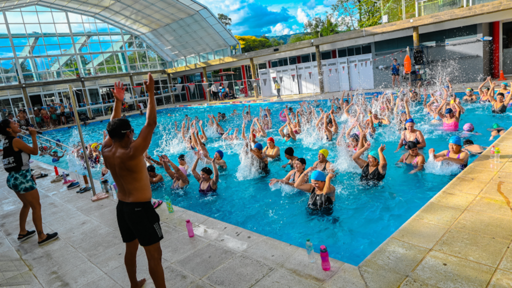 Ejercicios acuáticos para mayores en verano