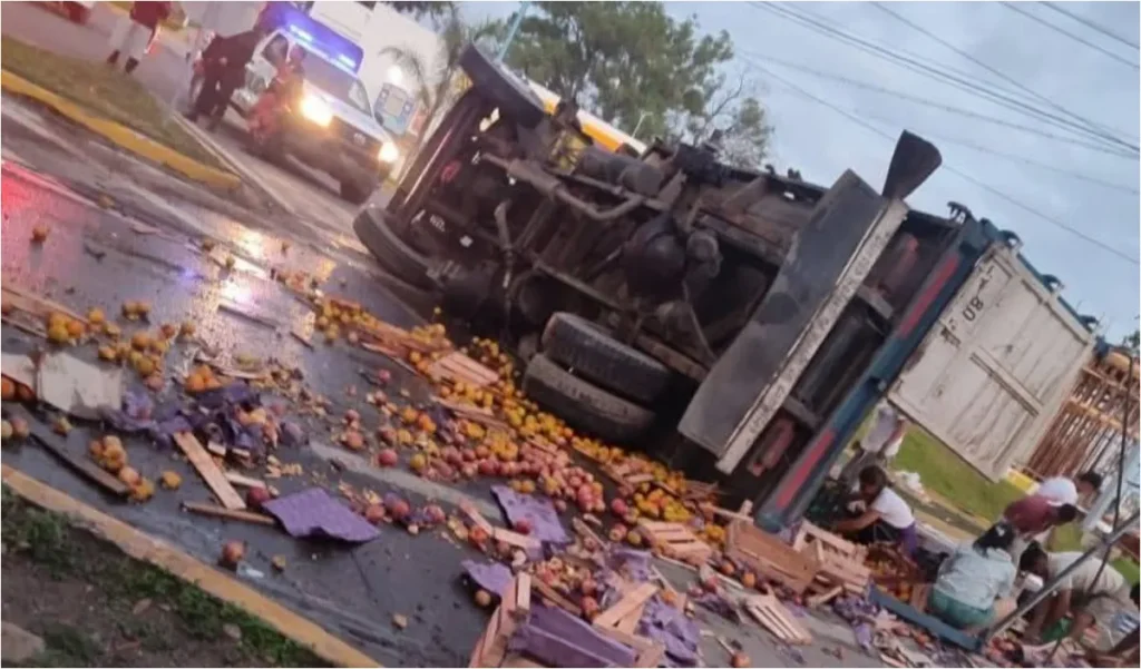 Accidente en Perico: camión cargado de frutas se volcó tras chocar