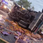 Accidente en Perico: camión cargado de frutas se volcó tras chocar