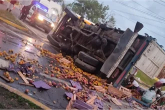 Accidente en Perico: camión cargado de frutas se volcó tras chocar