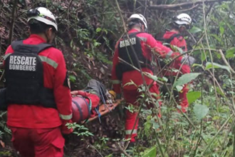 Operativo de rescate salva a mujer en Bajo La Viña