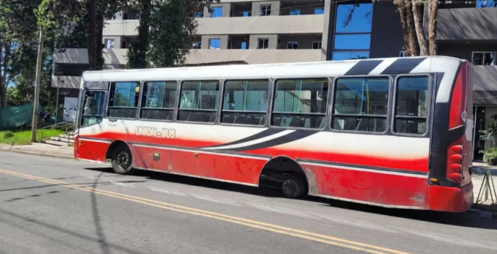 Susto en Los Perales: unidad de transporte se quedó sin dos ruedas