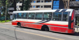 Susto en Los Perales: unidad de transporte se quedó sin dos ruedas