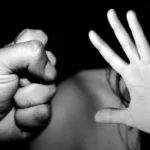 Violencia Perico: golpiza a mujer frente a bebé de un año